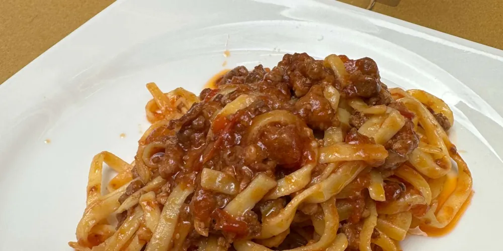 Bologna: Walking Food Tour and Highlights with a Local Guide — photo 4